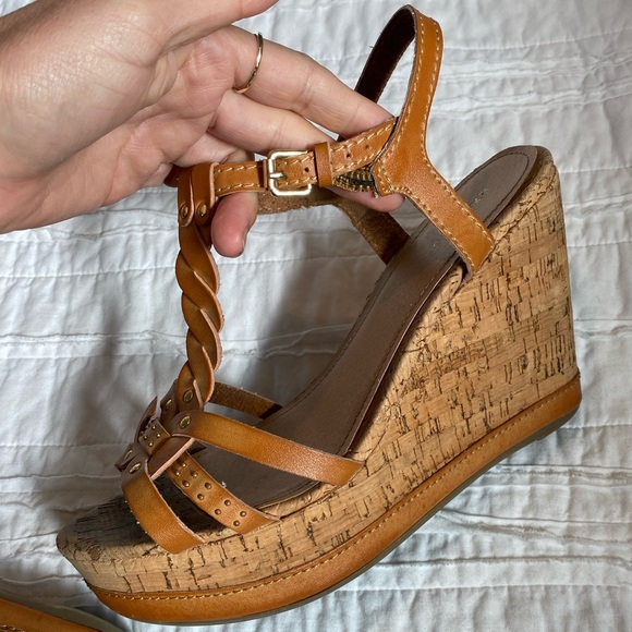 Express Wedge Sandles - Picture 2 of 6